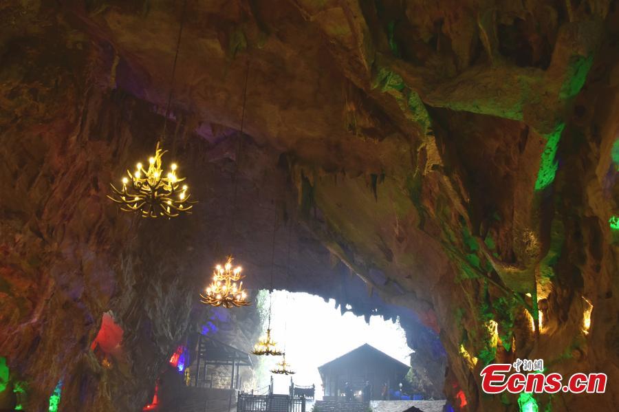 Hunan : d?ner souterrain dans une grotte