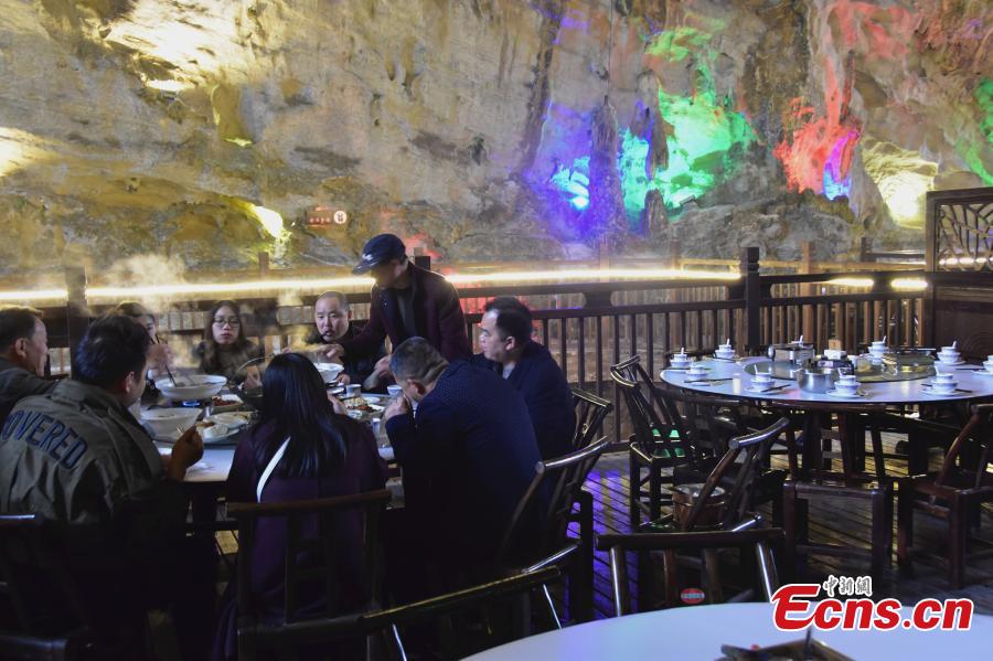 Hunan : d?ner souterrain dans une grotte