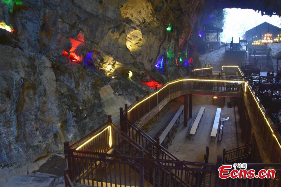 Hunan : d?ner souterrain dans une grotte