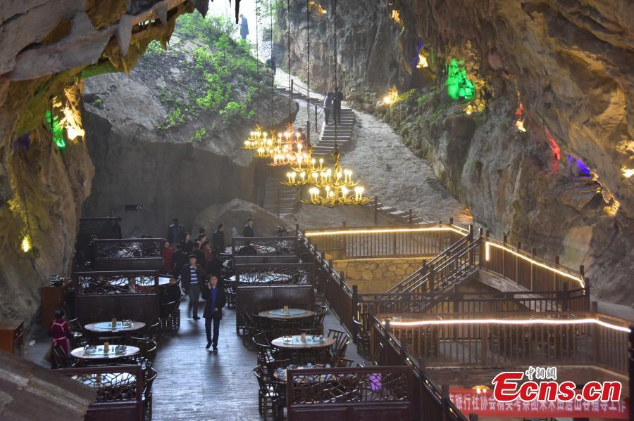 Hunan : d?ner souterrain dans une grotte