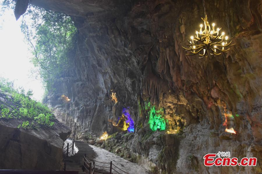Hunan : d?ner souterrain dans une grotte