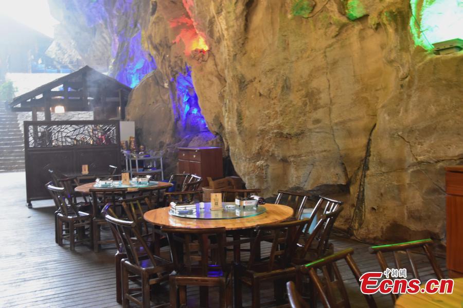Hunan : d?ner souterrain dans une grotte