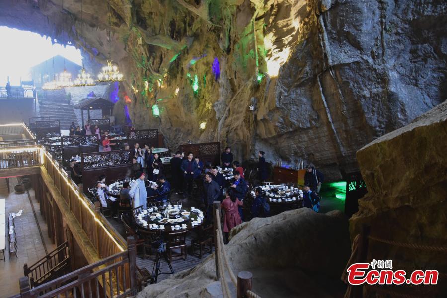 Hunan : d?ner souterrain dans une grotte