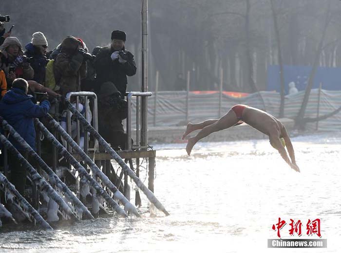 Une eau glacée pour célébrer le Nouvel An