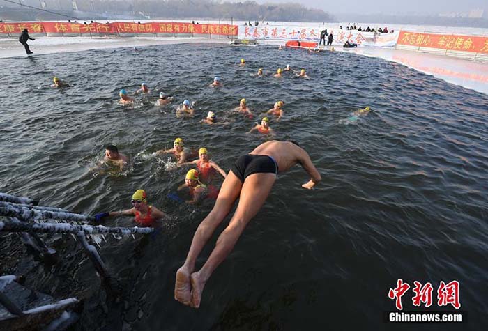 Une eau glacée pour célébrer le Nouvel An