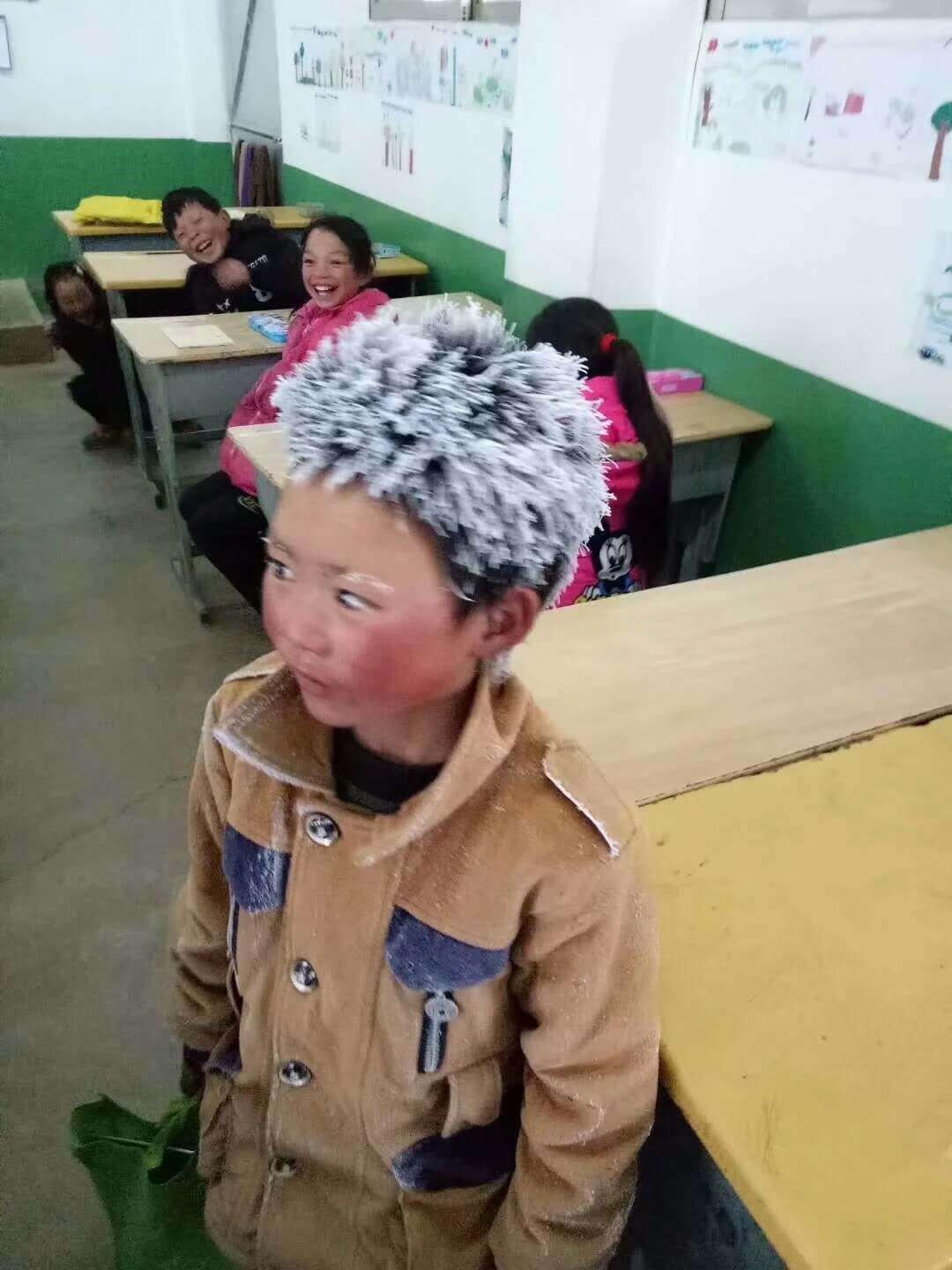 Un jeune Chinois brave le grand froid pour aller à l'école
