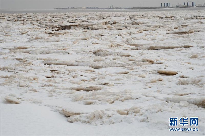 Mer de Bohai et mer Jaune : des bateaux de pêche pris dans les glaces