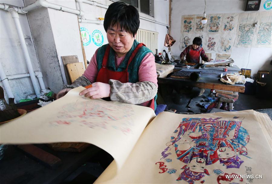 La préparation des estampes traditionnelles du Nouvel An