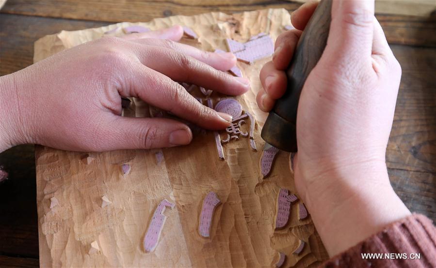 La préparation des estampes traditionnelles du Nouvel An