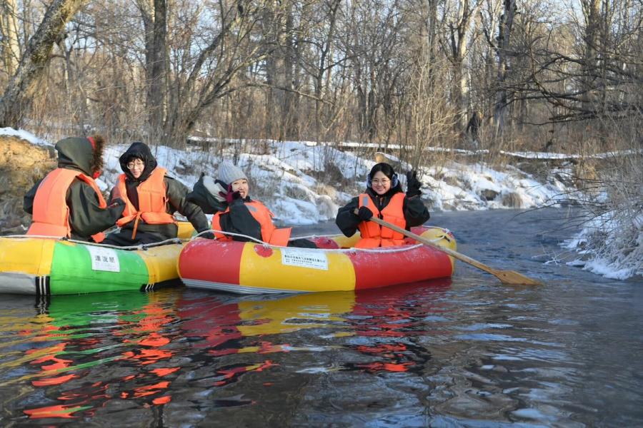 En radeau sur la rivière thermale Biquan