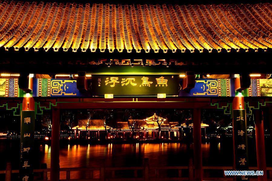 Jinan : le lac Daming dans la nuit