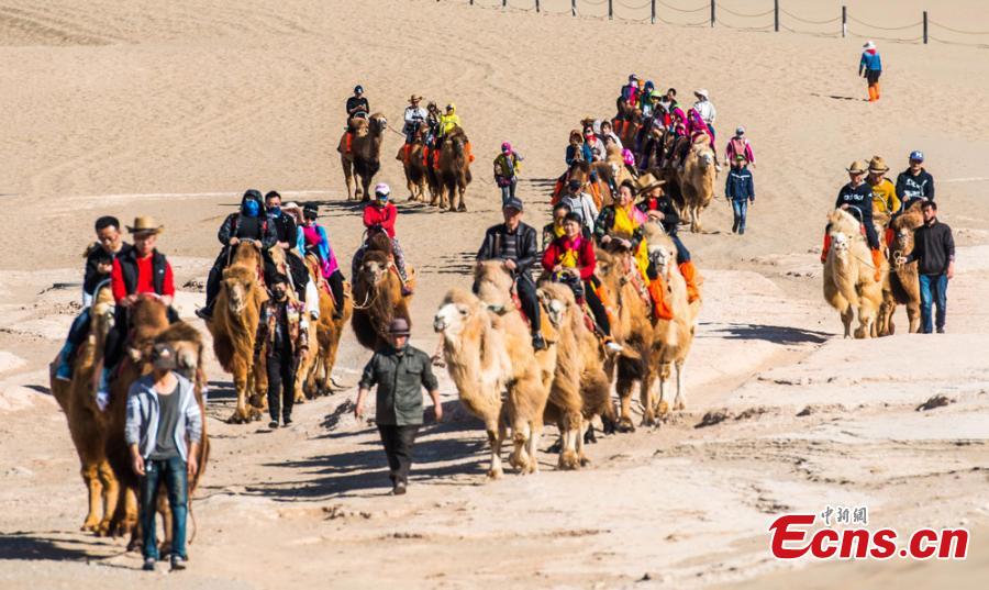 Afflux de touristes vers les ? sables chantants ? de la Dune de Mingsha à Dunhuang