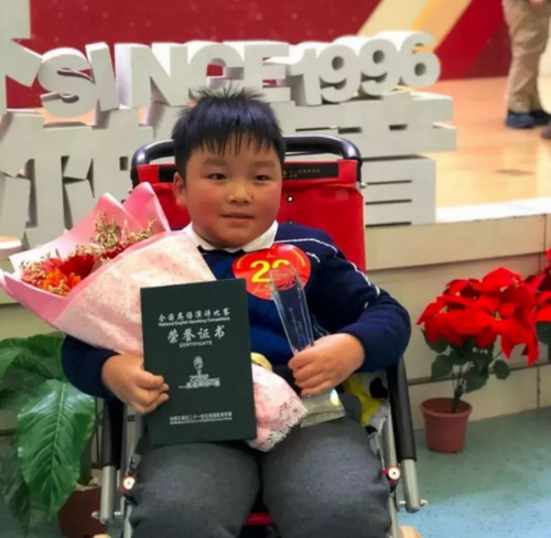 Un gar?on en fauteuil roulant se prend de passion pour l'anglais