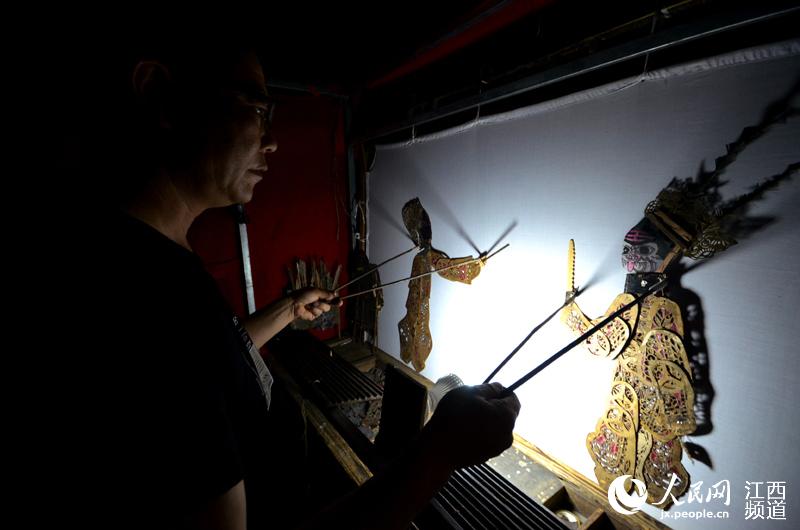 Derrière le rideau : la transmission du théatre d'ombres chinoises