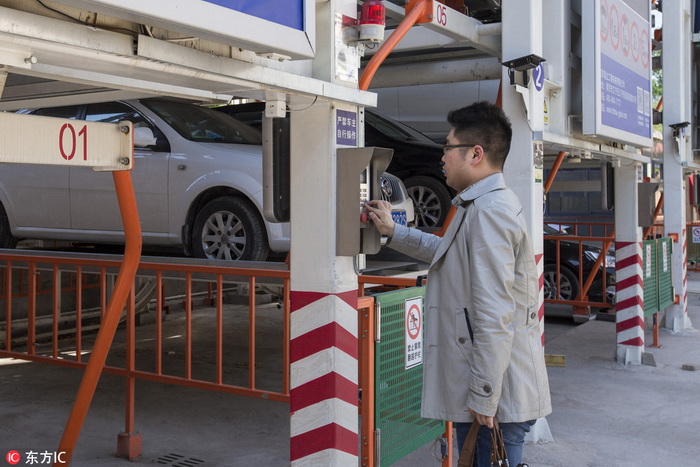 Un parking de type ? grande roue ? installé dans la zone résidentielle de Laojiu à Nanjing