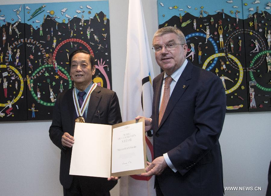 Un artiste chinois re?oit la médaille Pierre-de-Coubertin au siège du CIO à Lausanne