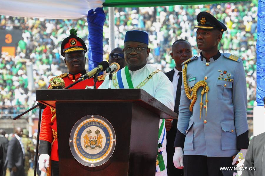Le président de la Sierra Leone promet une direction responsable lors de son discours d'investiture