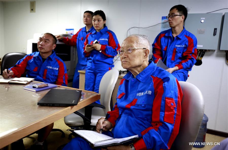 Un académicien chinois de 82 ans plonge en haute mer à bord d'un submersible