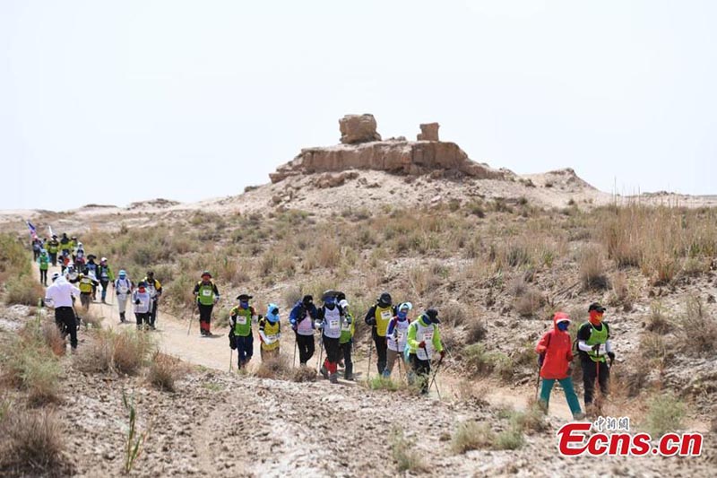 En randonnée sur 108 km le long de la Route de la Soie