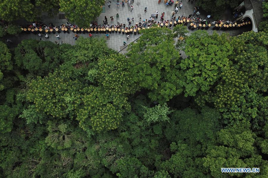 Des moines participent à la marche traditionnelle des mendiants à Hangzhou