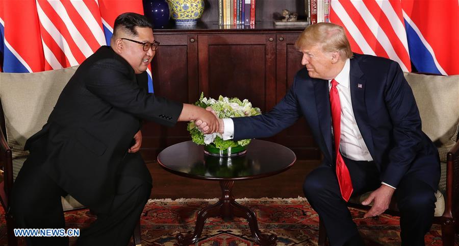 Poignée de main Kim-Trump avant le sommet historique
