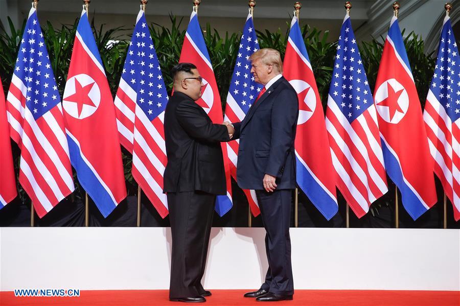 Poignée de main Kim-Trump avant le sommet historique