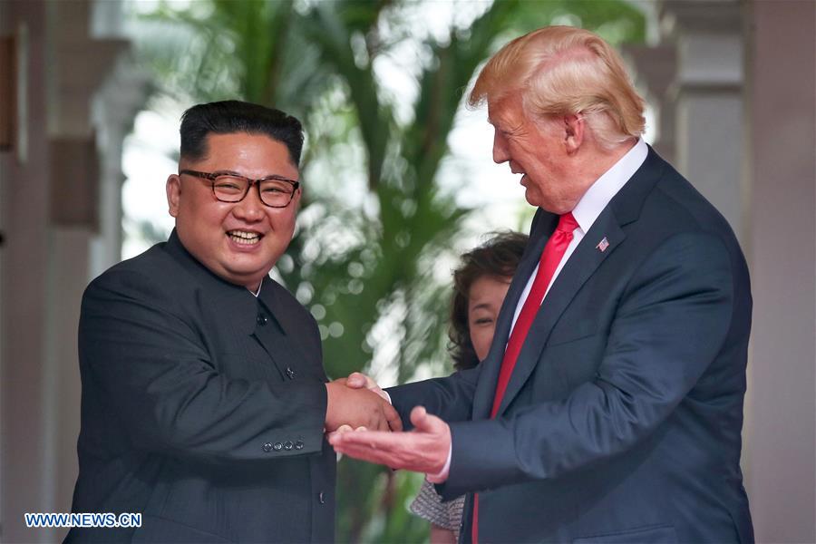 Poignée de main Kim-Trump avant le sommet historique