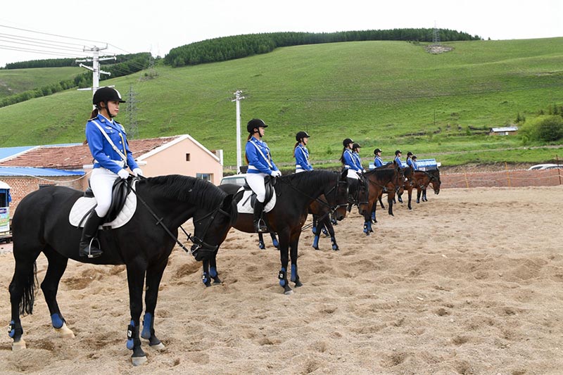 En Mongolie-Intérieure, les cavalières de la police montée en patrouille