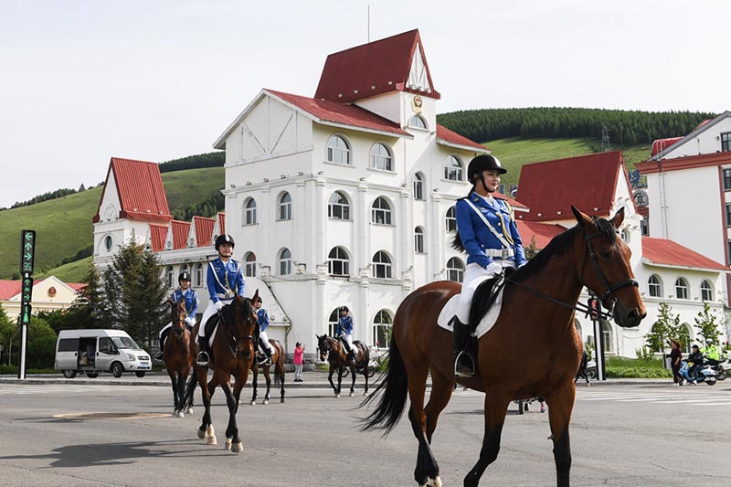 En Mongolie-Intérieure, les cavalières de la police montée en patrouille