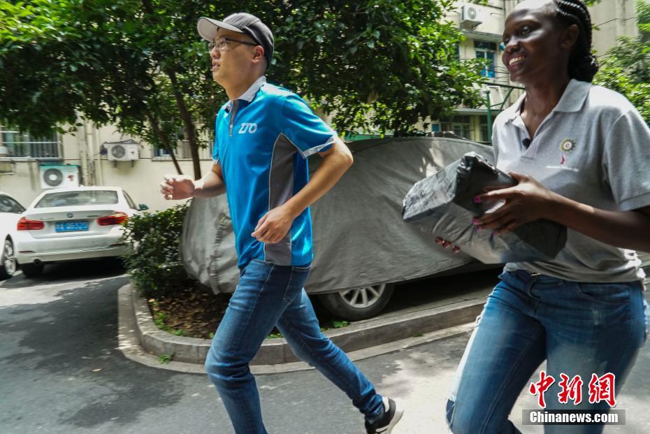 Livreuse à Hangzhou, cette africaine de 27 ans veut importer les solutions logistiques chinoises dans son pays