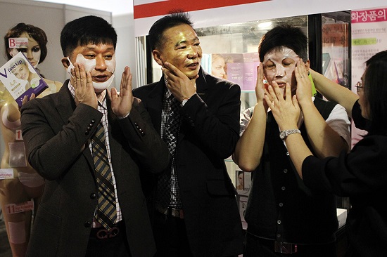 Les jeunes Chinois utilisent de plus en plus de produits cosmétiques et de soin de la peau