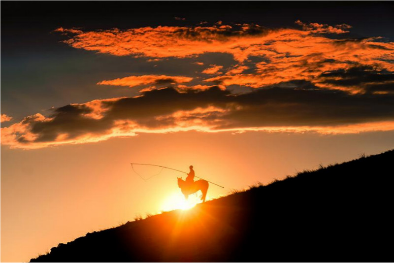 Coucher de soleil en automne sur les prairies de Mongolie intérieure