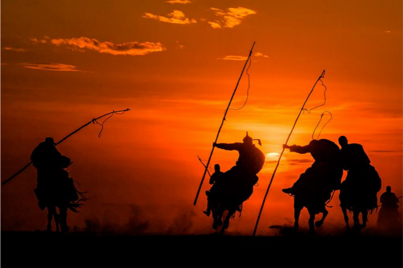 Coucher de soleil en automne sur les prairies de Mongolie intérieure