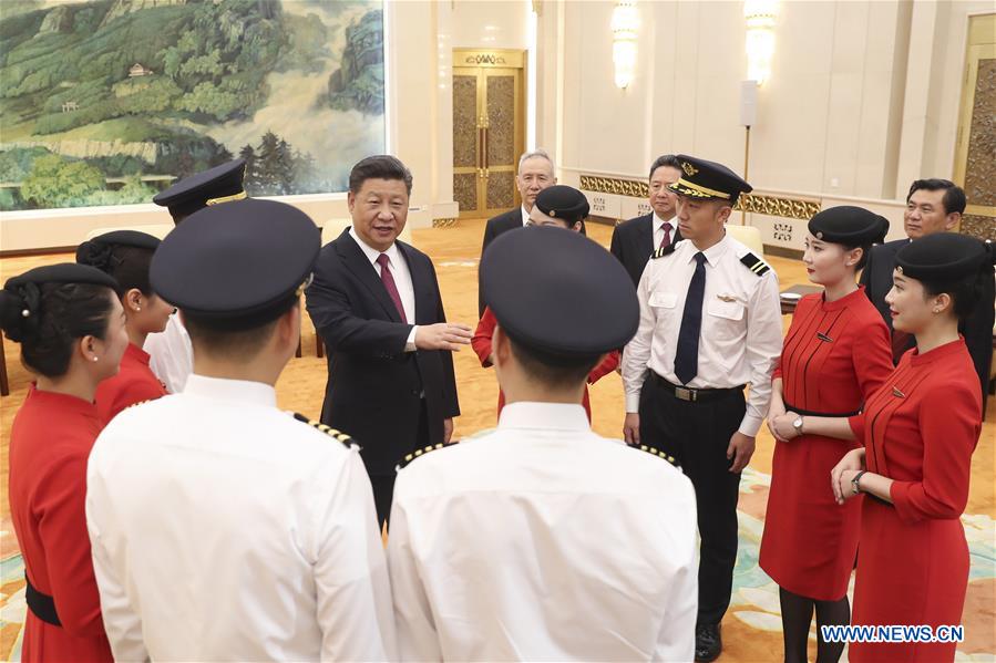 Xi Jinping appelle à apprendre de l'esprit héro?que de l'équipage d'un vol chinois