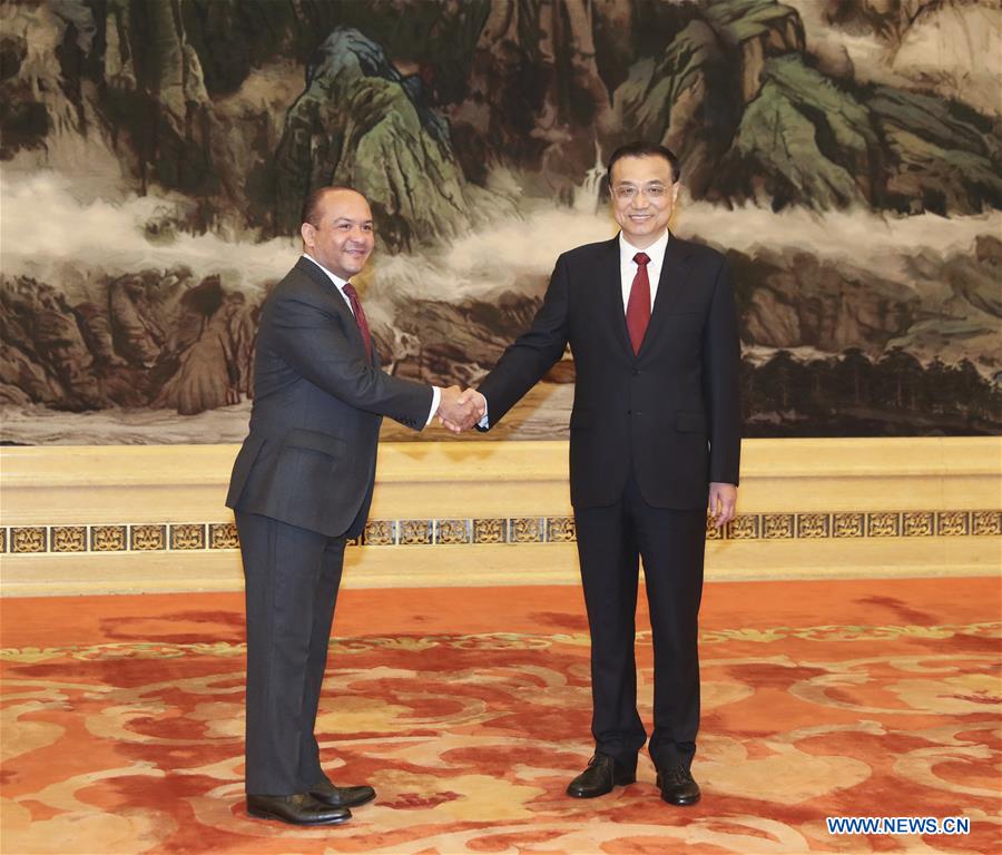 Le PM chinois rencontre de nouveaux ambassadeurs étrangers à la veille de la Fête nationale