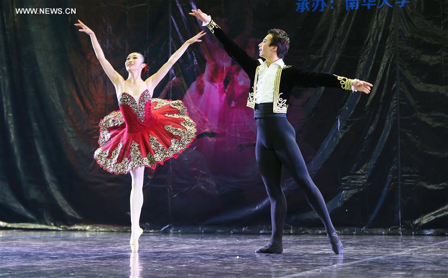 Chine : spectacle de ballet pour des étudiants et des enseignants à Hengyang
