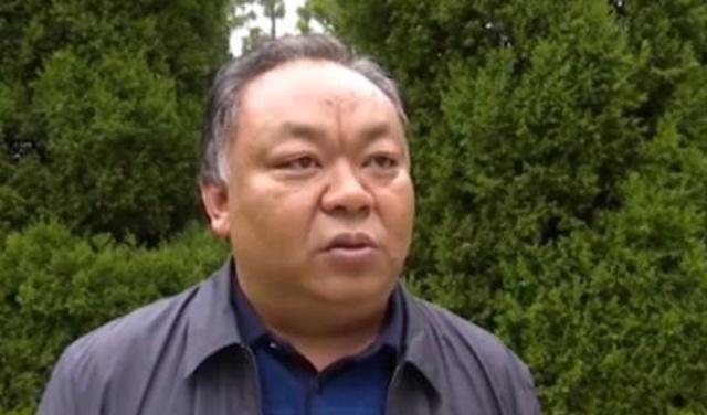 La photo d'un responsable de 38 ans aux cheveux gris devient virale