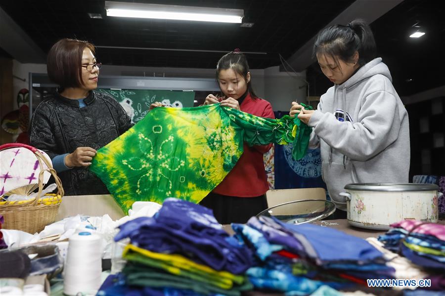 Jiangsu : des ateliers culturels proposent des formations aux techniques traditionnelles aux étudiants