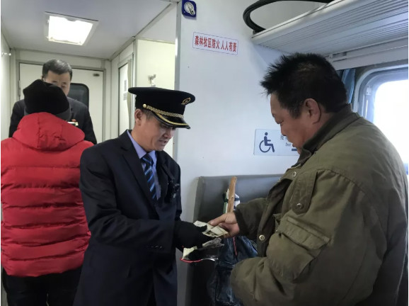 Mongolie intérieure : un train lent qui s'arrête en gare même quand il n'y a personne