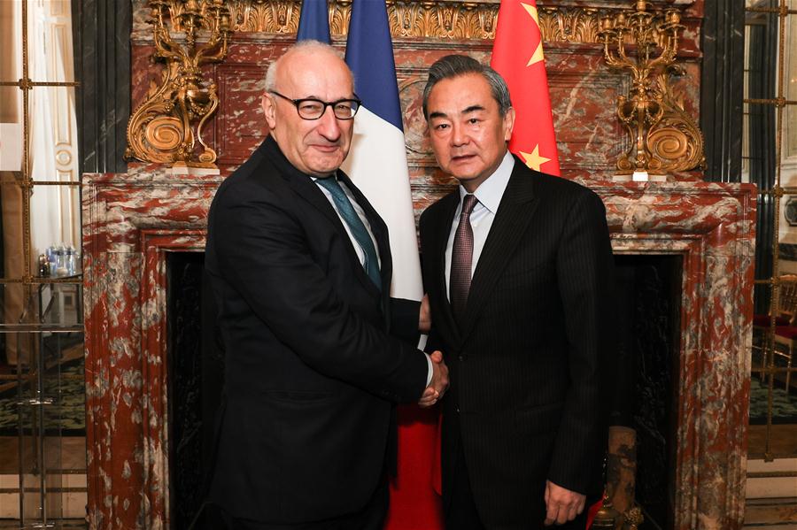 La Chine et la France prêtes à renforcer leurs relations, selon le ministre chinois des Affaires étrangères