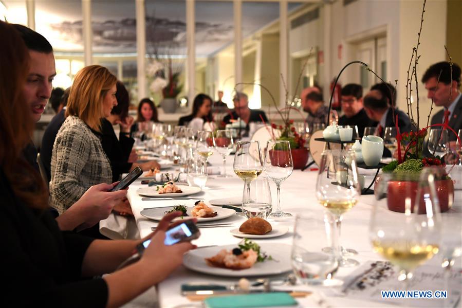 Madrid : un d?ner de famille traditionnel de la Fête du Printemps pour les médias