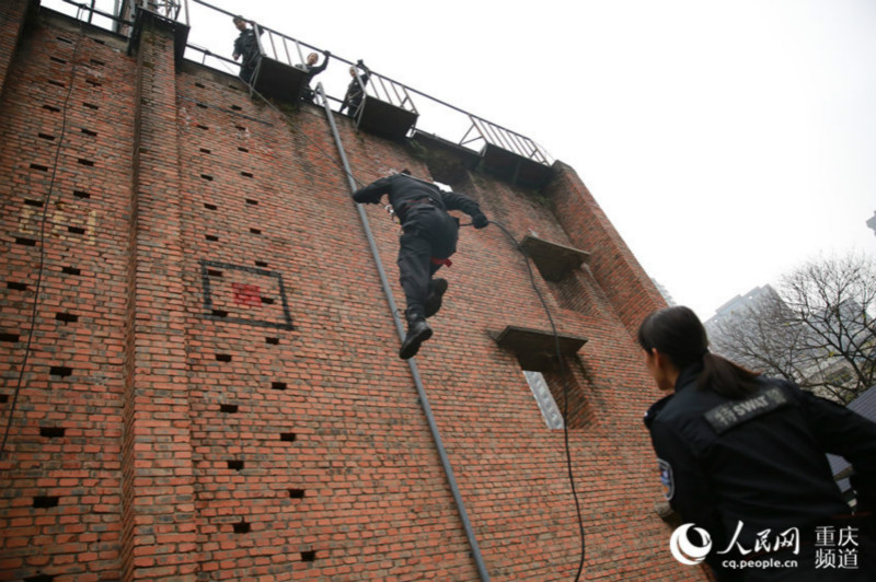 Chongqing : à la découverte des exercices de combat de la police spéciale