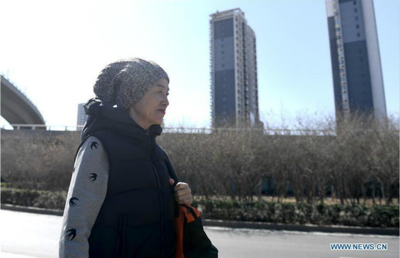 Une grand-mère de 74 ans passe une heure chaque jour à construire son corps