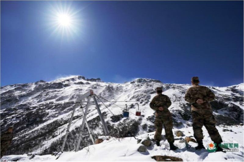Tibet : des soldats transportent des marchandises par téléphérique dans une zone de montagne enneigée