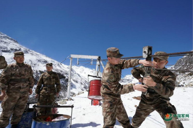 Tibet : des soldats transportent des marchandises par téléphérique dans une zone de montagne enneigée