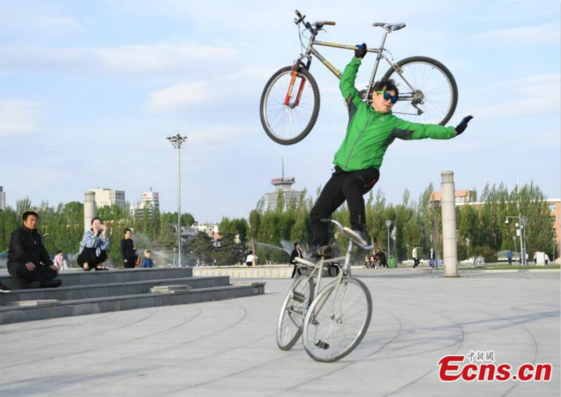 Changchun : un cascadeur en vélo montre ses talents