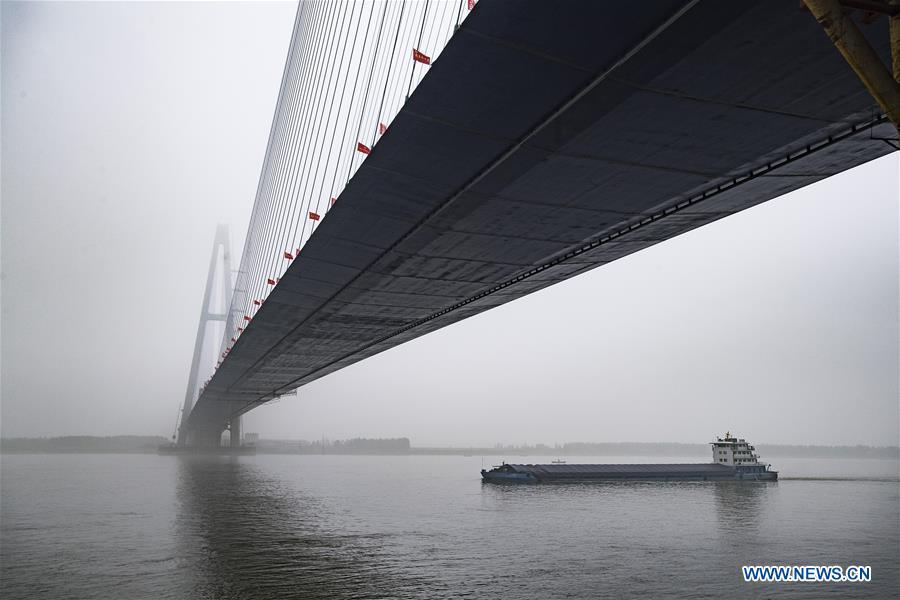 Wuhan : fin de la pose du pont Qingshan sur le Yangtsé