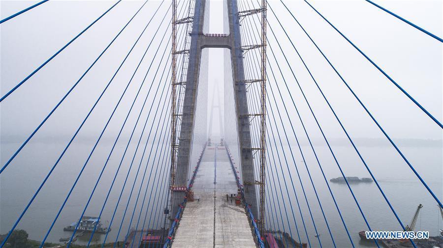 Wuhan : fin de la pose du pont Qingshan sur le Yangtsé