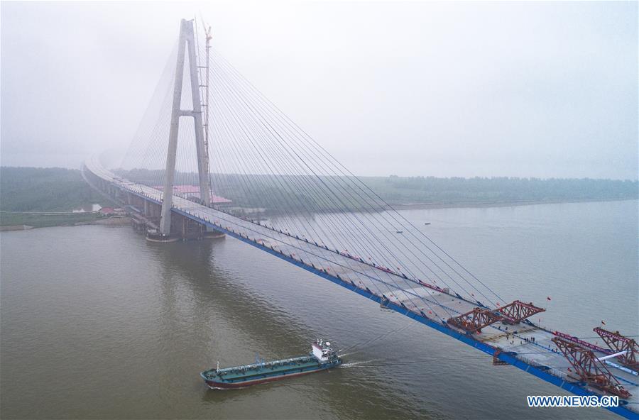 Wuhan : fin de la pose du pont Qingshan sur le Yangtsé