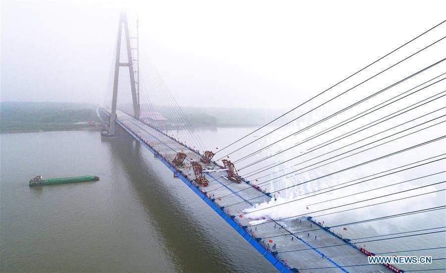 Wuhan : fin de la pose du pont Qingshan sur le Yangtsé